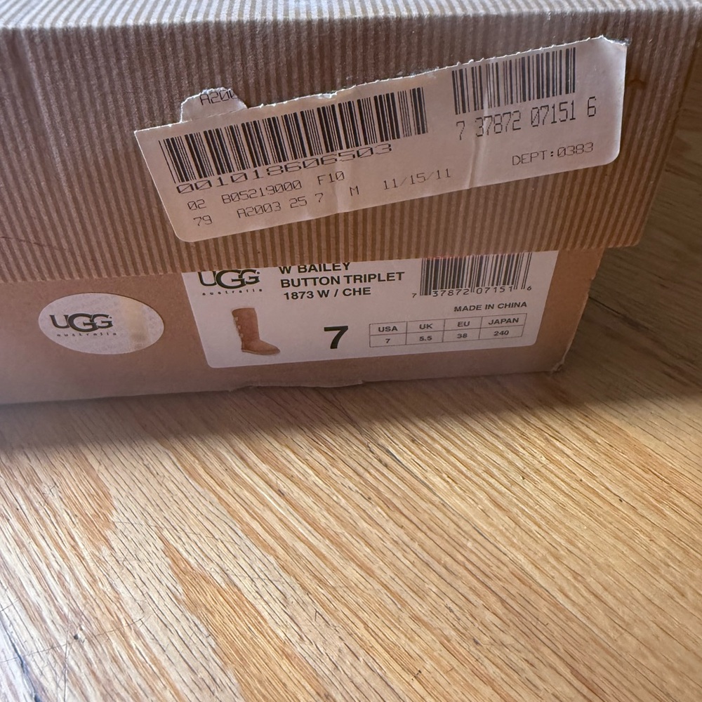 UGG Chestnut Bailey Button Triplet Boots brand new with box - Picture 2 of 9